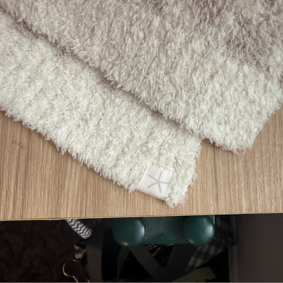 Barefoot Dreams Scarf and Hat set - Picture 5 of 6